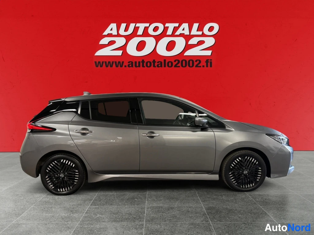 Harmaa Nissan Leaf 2022, etuviisto, keula oikealle, kuva 4