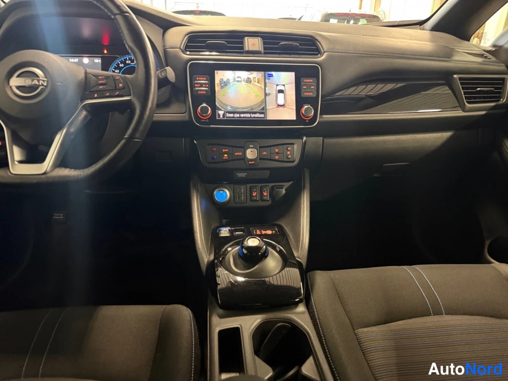 Harmaa Nissan Leaf 2022, ohjaamo, kuva 11