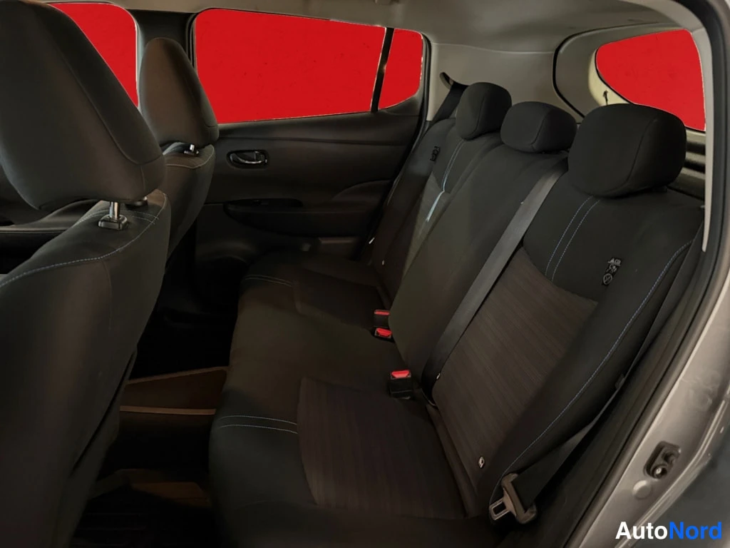 Harmaa Nissan Leaf 2022, takaistuimet, kuva 17