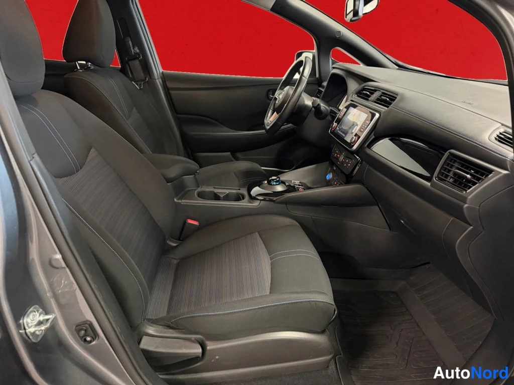 Harmaa Nissan Leaf 2022, ohjaamo, kuva 12
