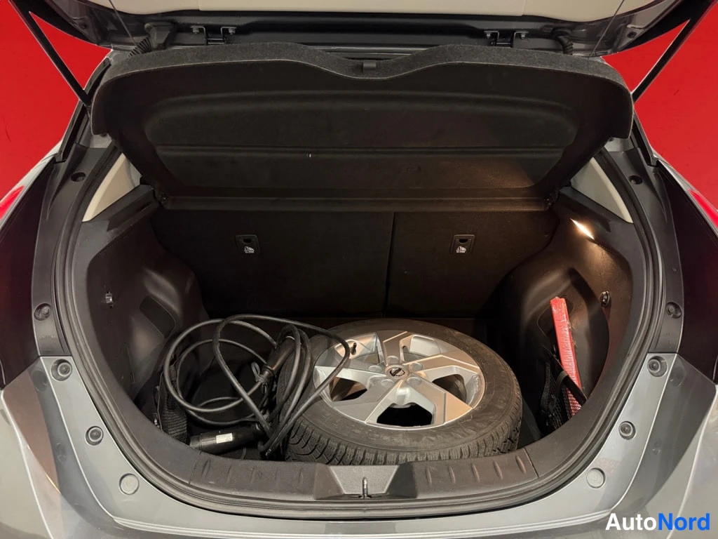 Harmaa Nissan Leaf 2022, tavaratila, kuva 18