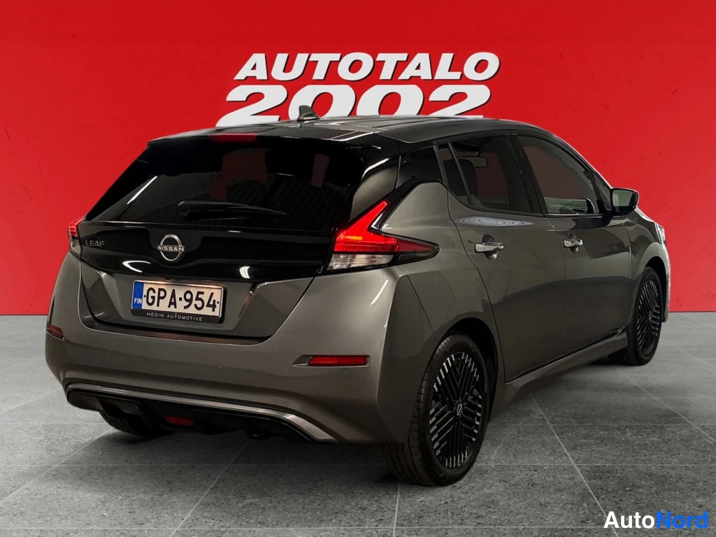 Harmaa Nissan Leaf 2022, takaviisto, kuva 6