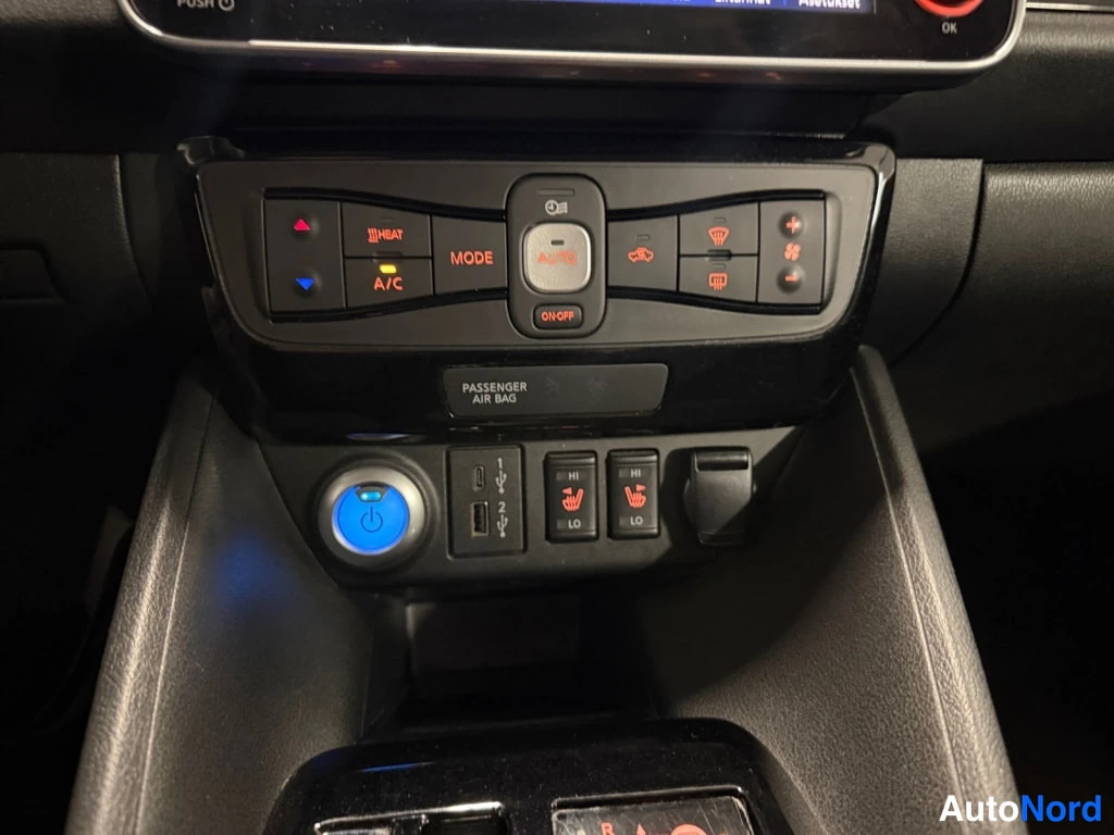 Harmaa Nissan Leaf 2022, ohjaamo, kuva 13