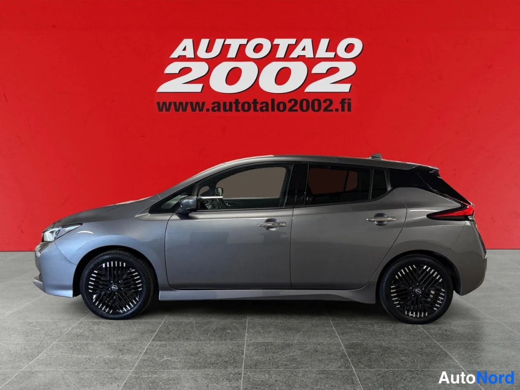 Harmaa Nissan Leaf 2022, etuviisto, keula vasemmalle, kuva 2