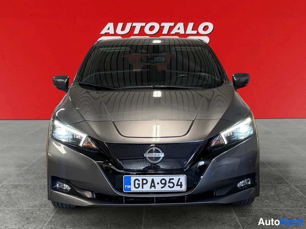 Harmaa Nissan Leaf 2022, edestä, kuva 5