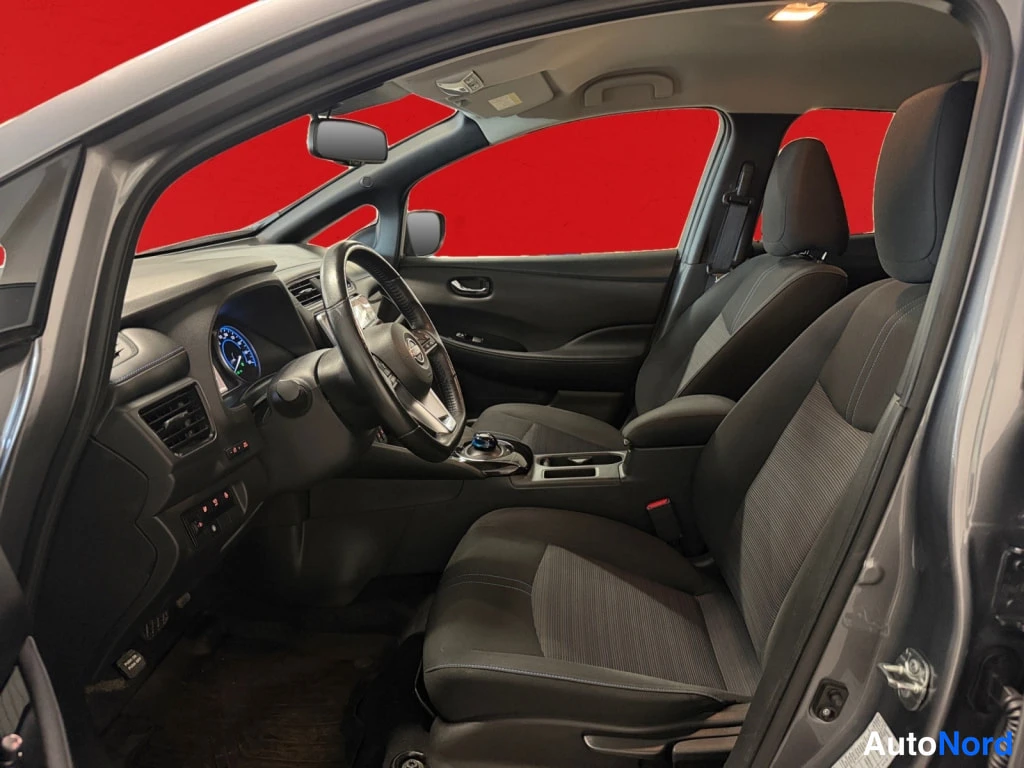 Harmaa Nissan Leaf 2022, etuistuimet, kuva 15