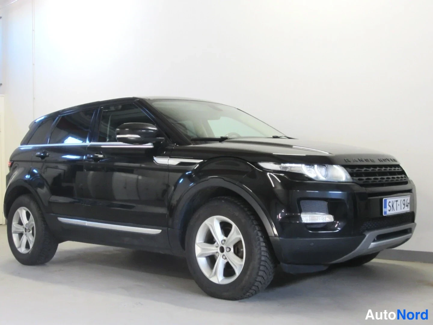 Musta Land Rover Range Rover Evoque 2012, etuviisto, keula oikealle, kuva 2