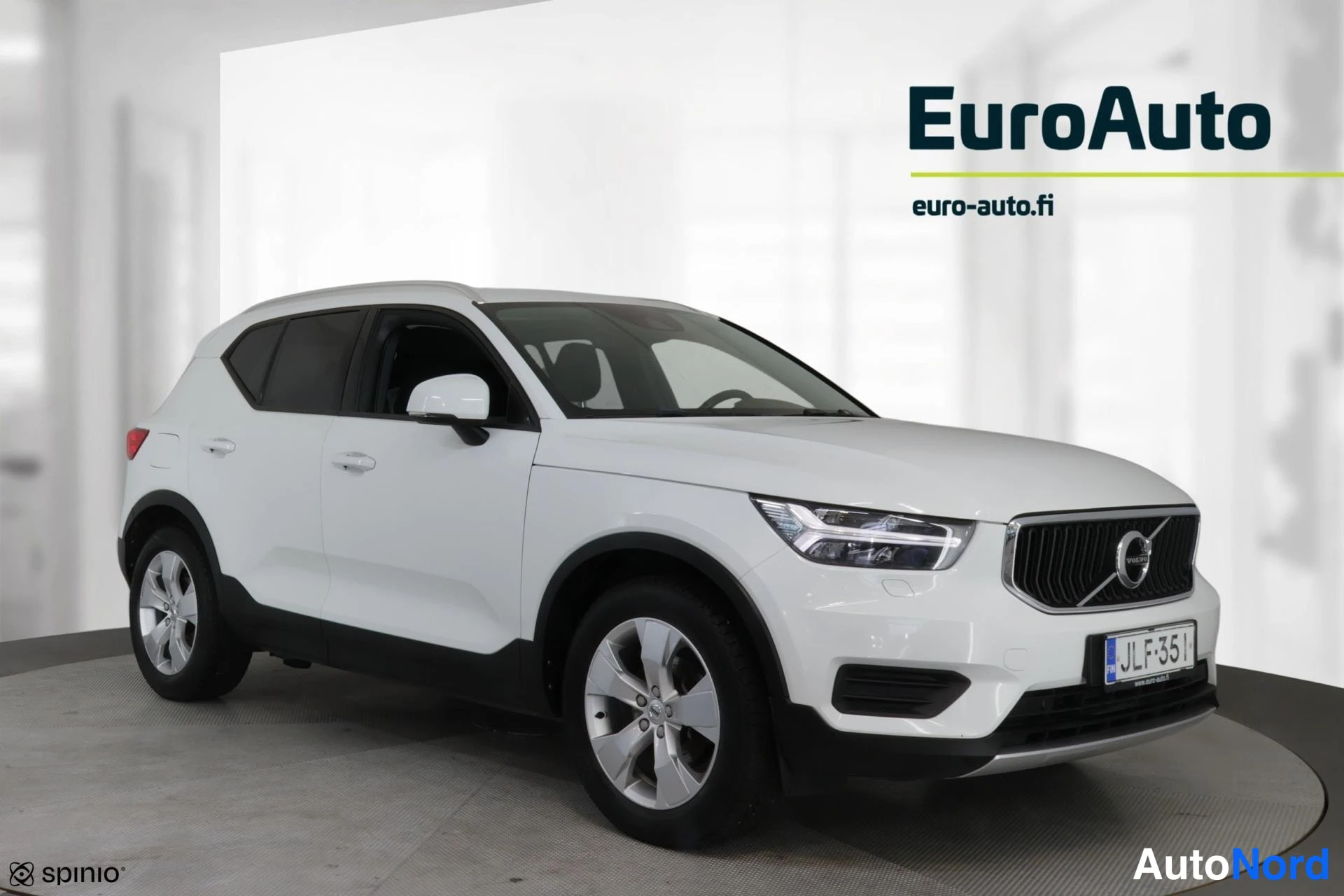 Valkoinen Volvo XC40 2019, etuviisto, keula oikealle, kuva 3