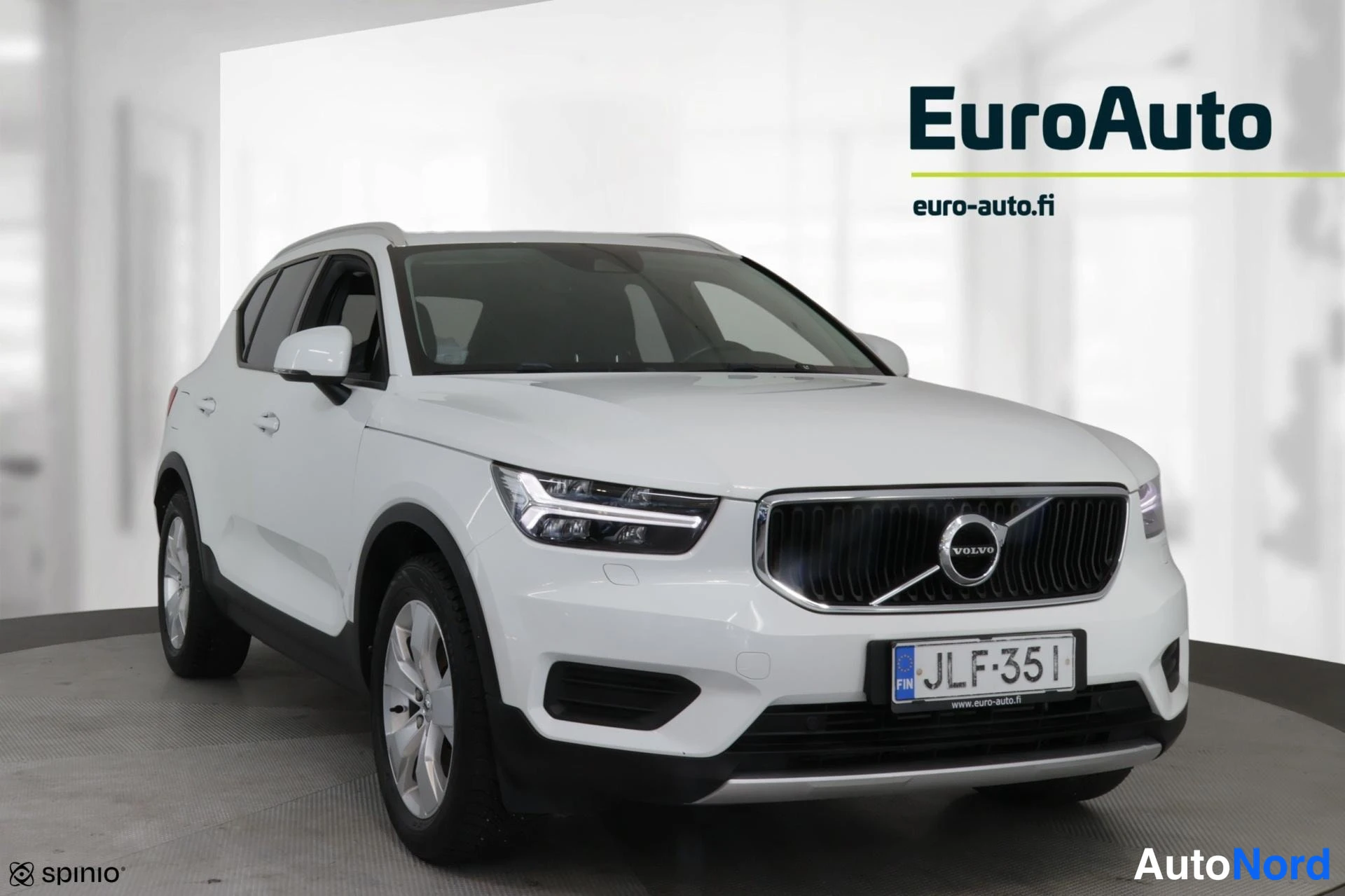 Valkoinen Volvo XC40 2019, etuviisto, keula oikealle, kuva 4