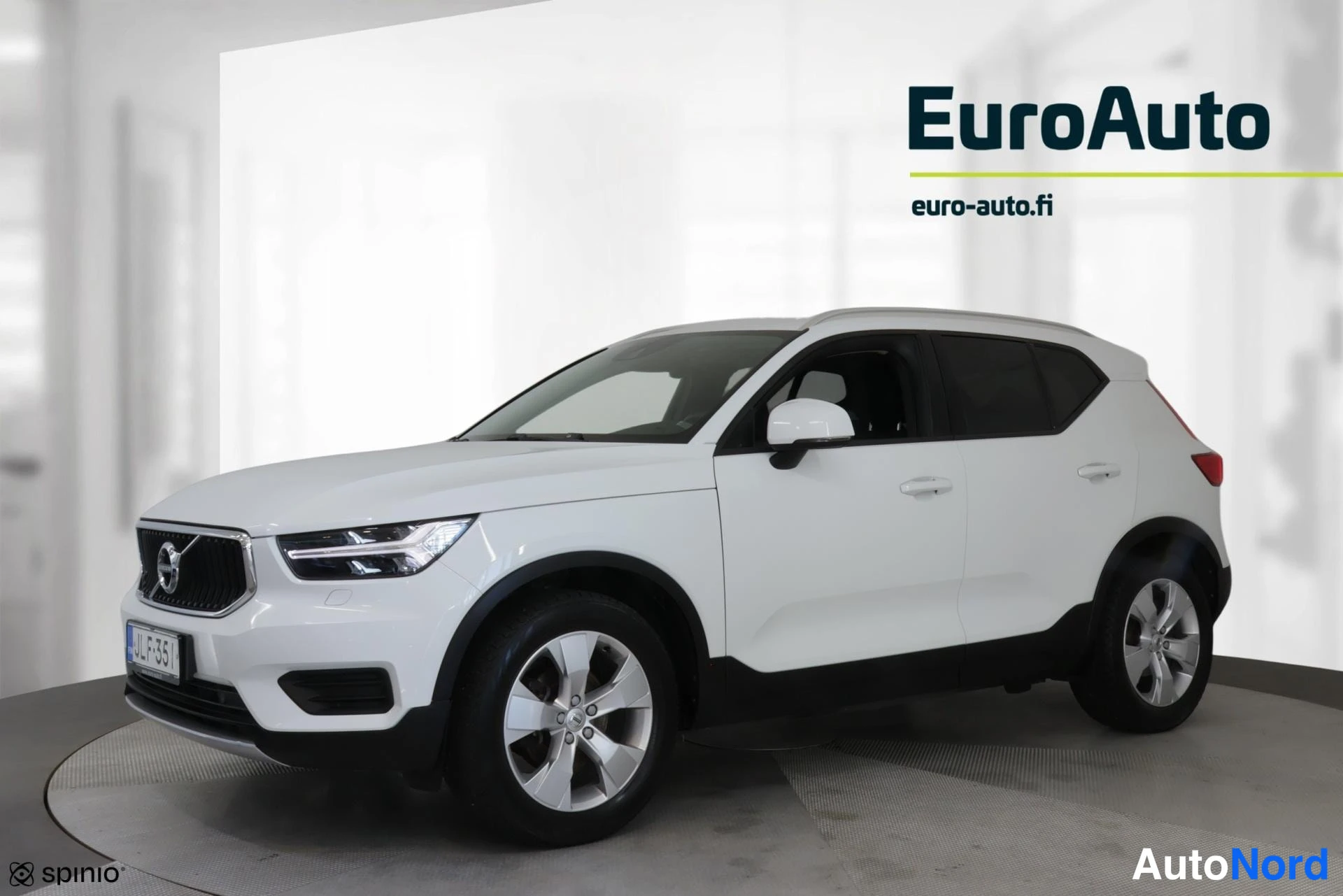 Valkoinen Volvo XC40 2019, etuviisto, keula vasemmalle, kuva 2
