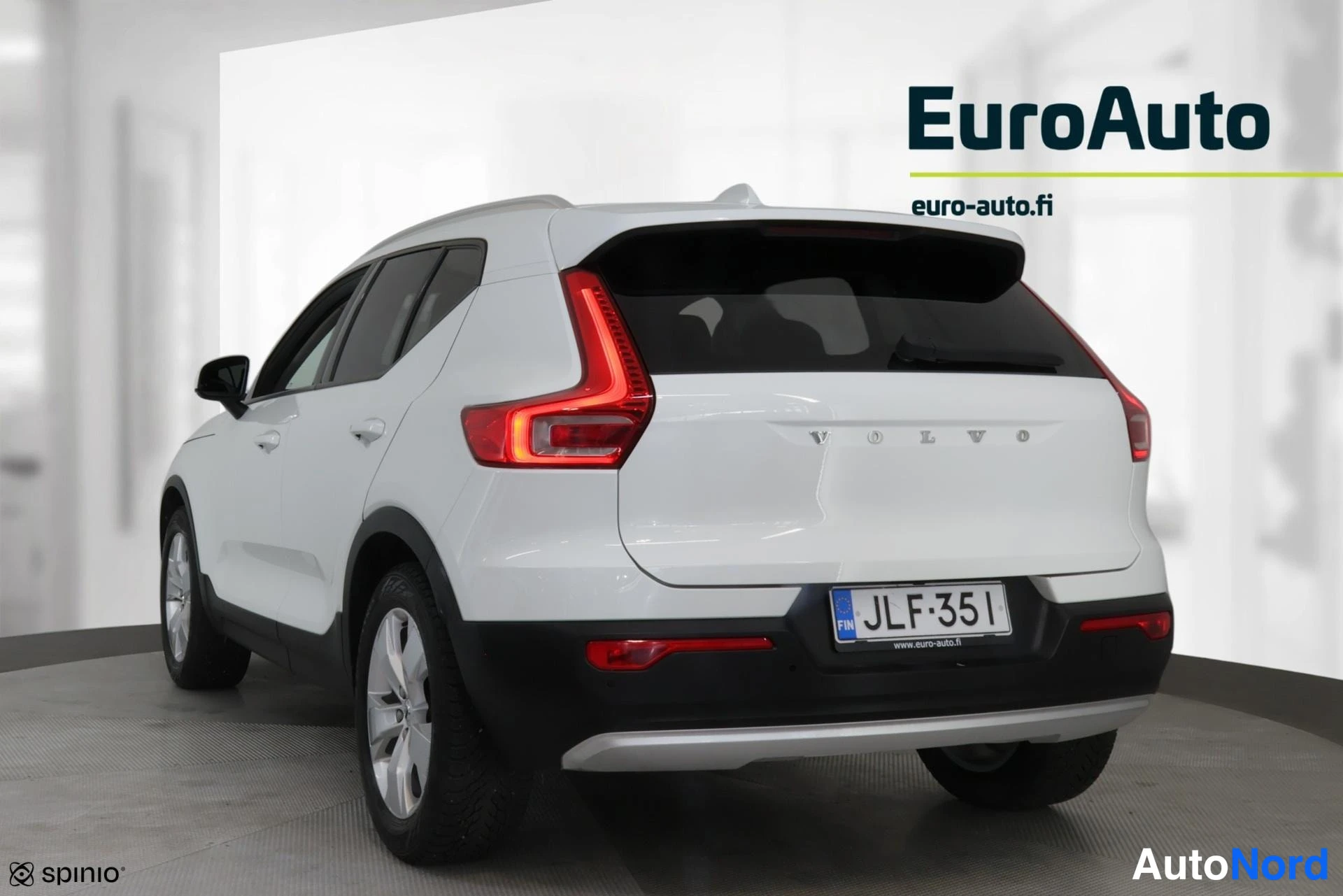 Valkoinen Volvo XC40 2019, takaviisto, kuva 5