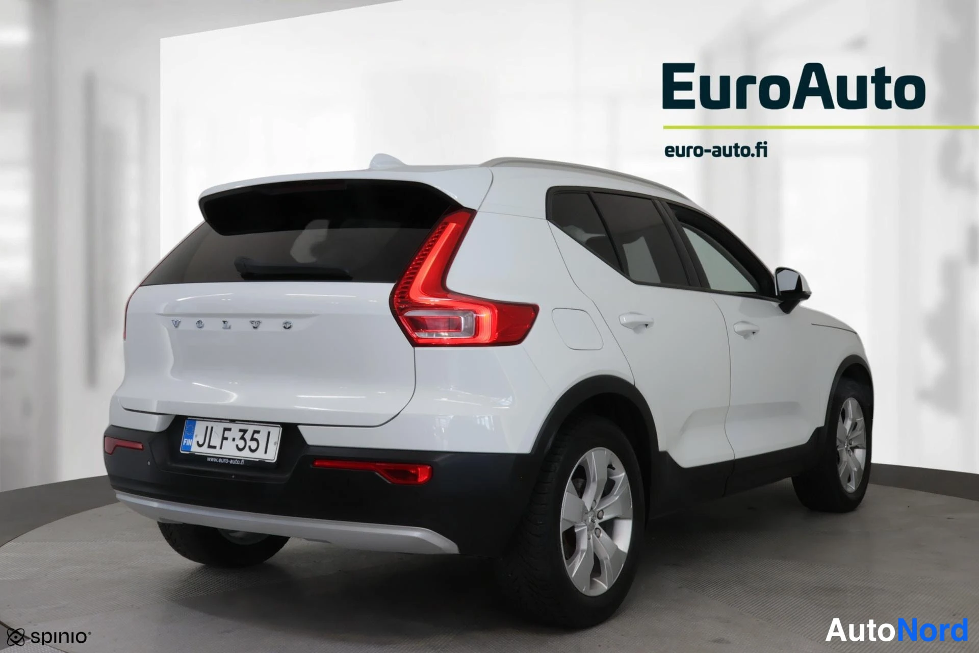 Valkoinen Volvo XC40 2019, takaviisto, kuva 6