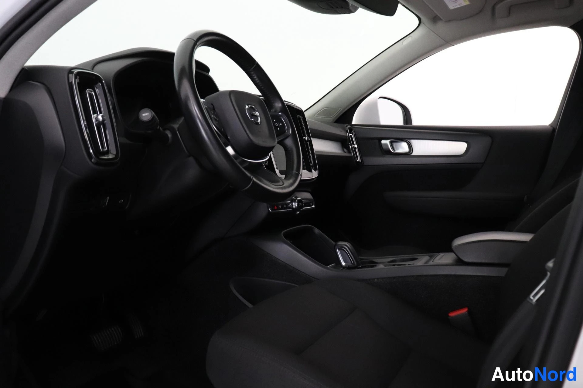 Valkoinen Volvo XC40 2019, ohjaamo, kuva 7