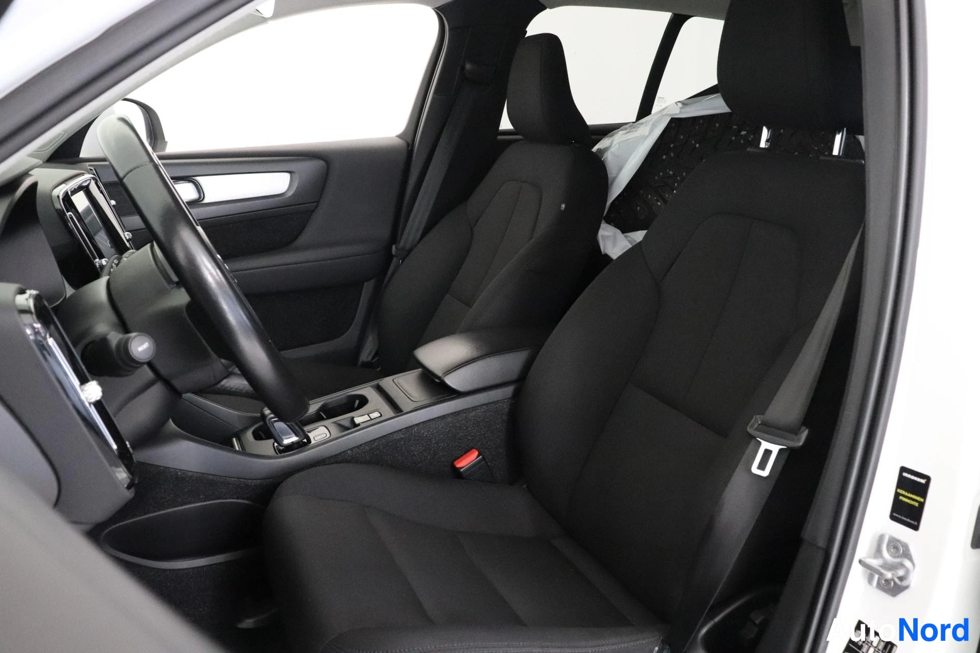 Valkoinen Volvo XC40 2019, etuistuimet, kuva 9