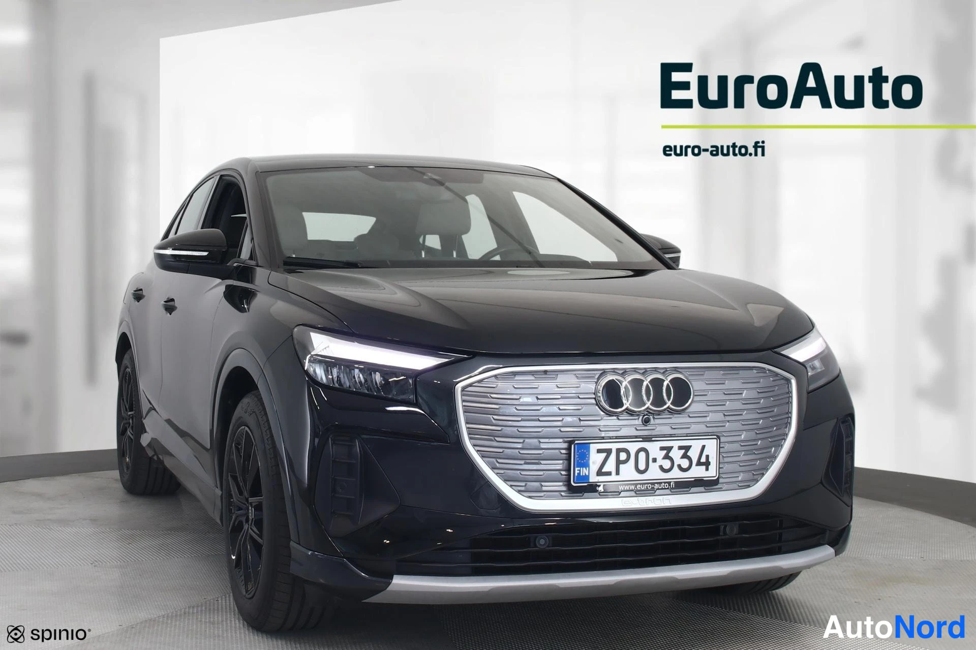 Musta Audi Q4 e-tron 2022, etuviisto, keula oikealle, kuva 4