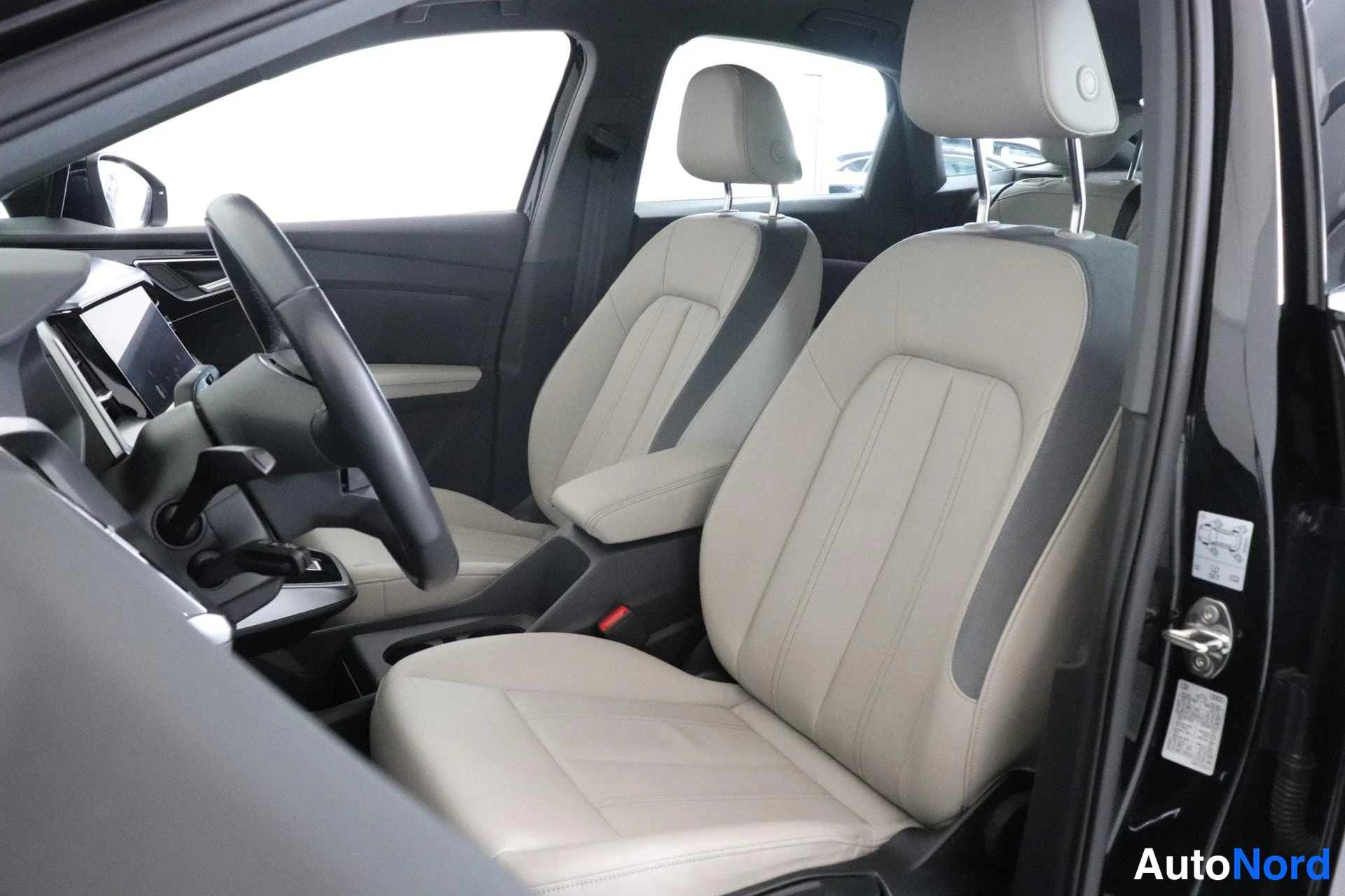 Musta Audi Q4 e-tron 2022, etuistuimet, kuva 8
