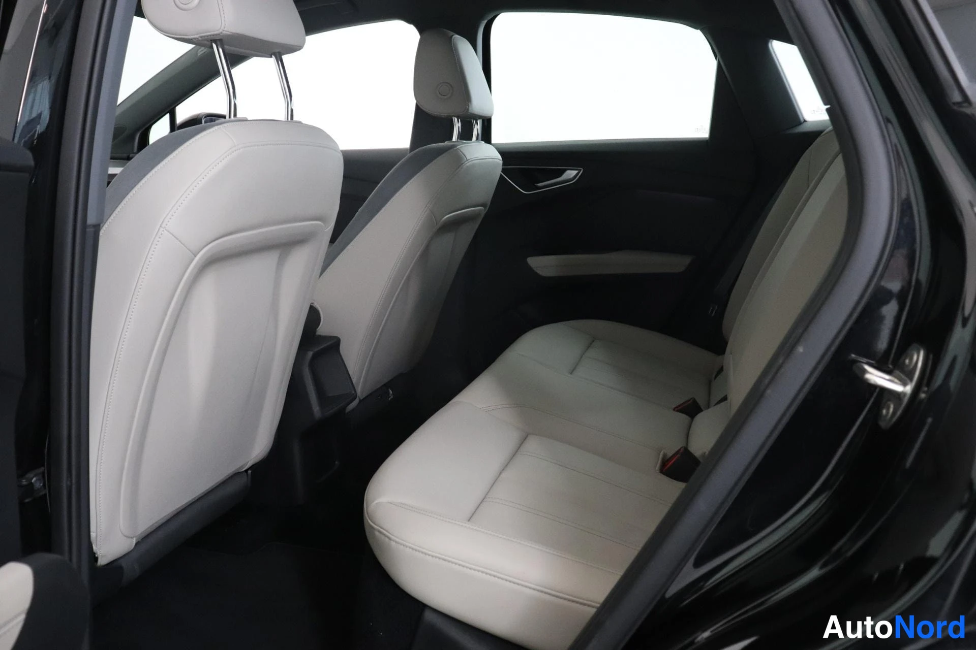 Musta Audi Q4 e-tron 2022, takaistuimet, kuva 10