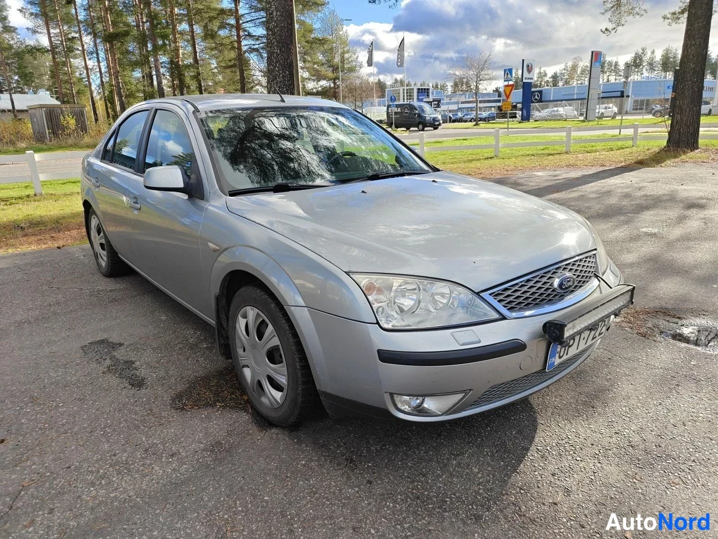 Harmaa Ford Mondeo 2005, etuviisto, keula oikealle, kuva 2