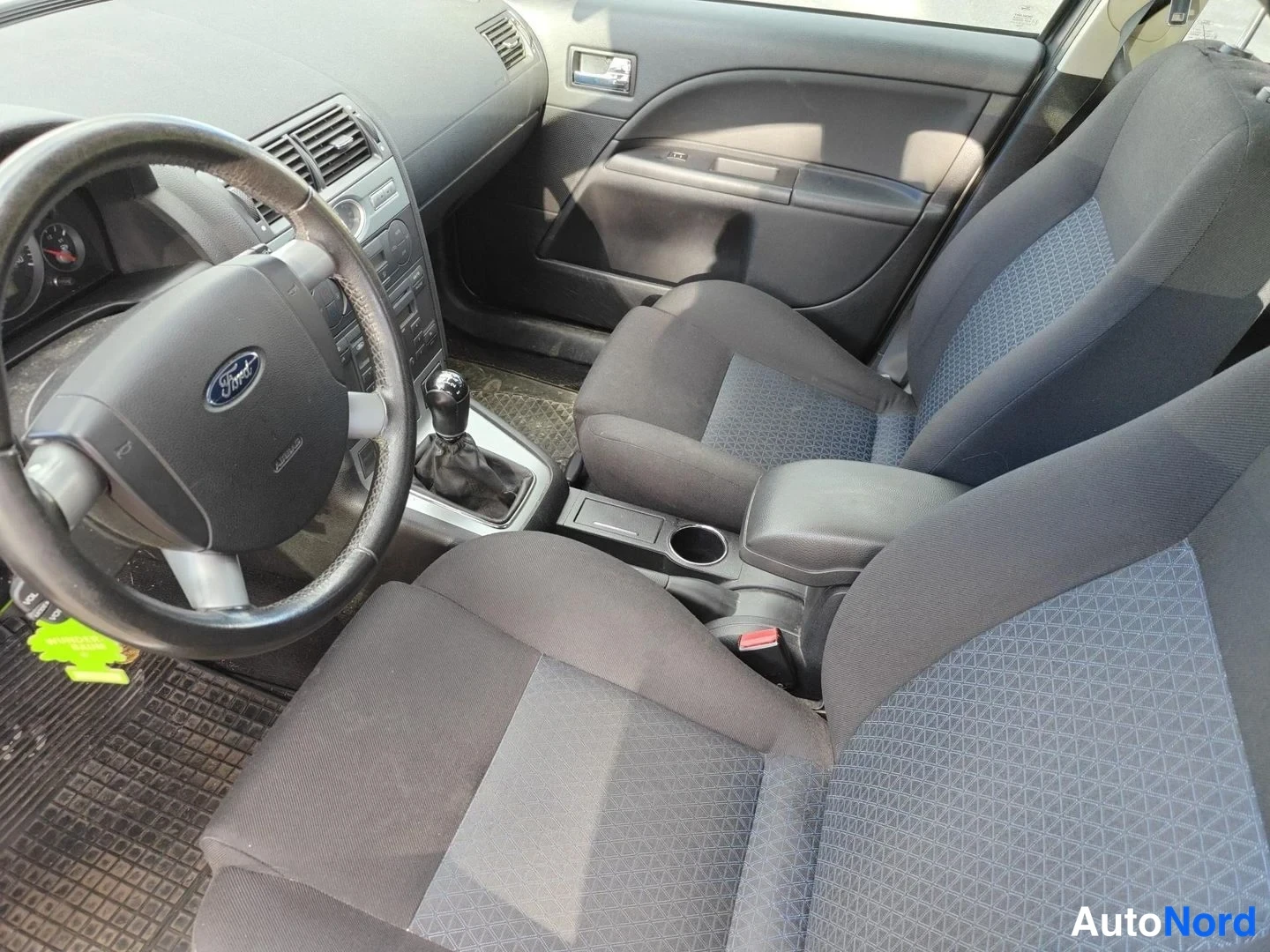 Harmaa Ford Mondeo 2005, ohjaamo, kuva 6