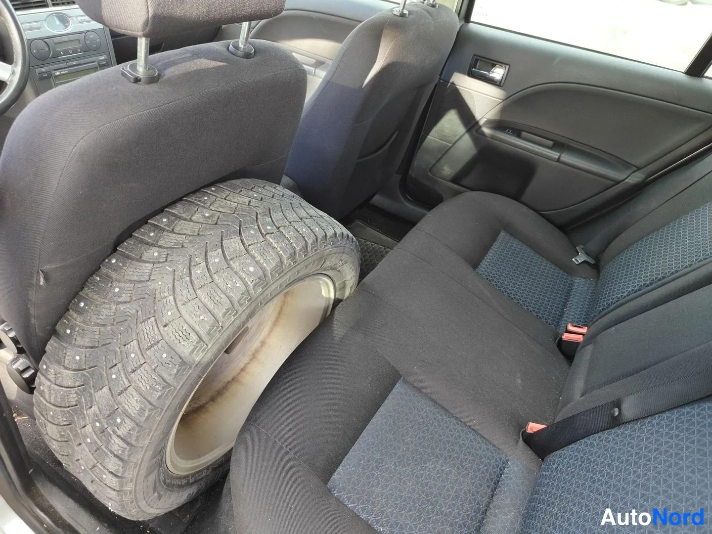 Harmaa Ford Mondeo 2005, takaistuimet, kuva 7