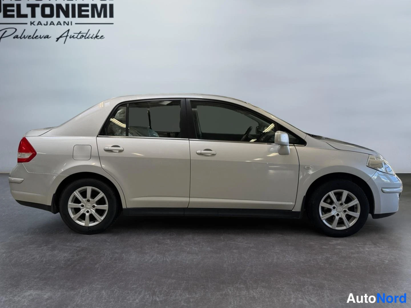 Hopea Nissan Tiida 2009, sivulta, kuva 4