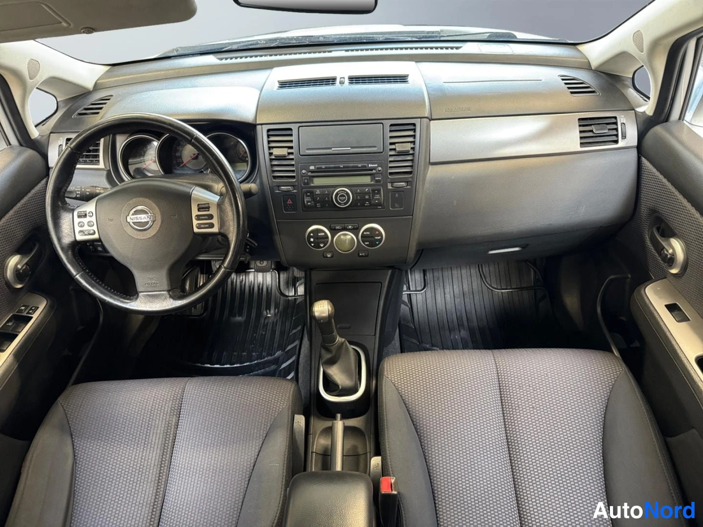 Hopea Nissan Tiida 2009, ohjaamo, kuva 9