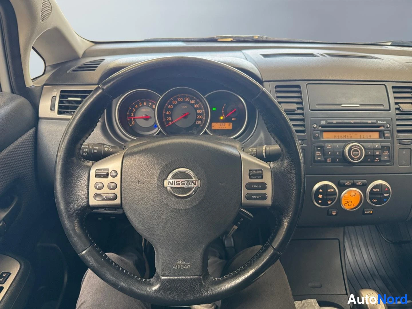 Hopea Nissan Tiida 2009, ohjaamo, kuva 10