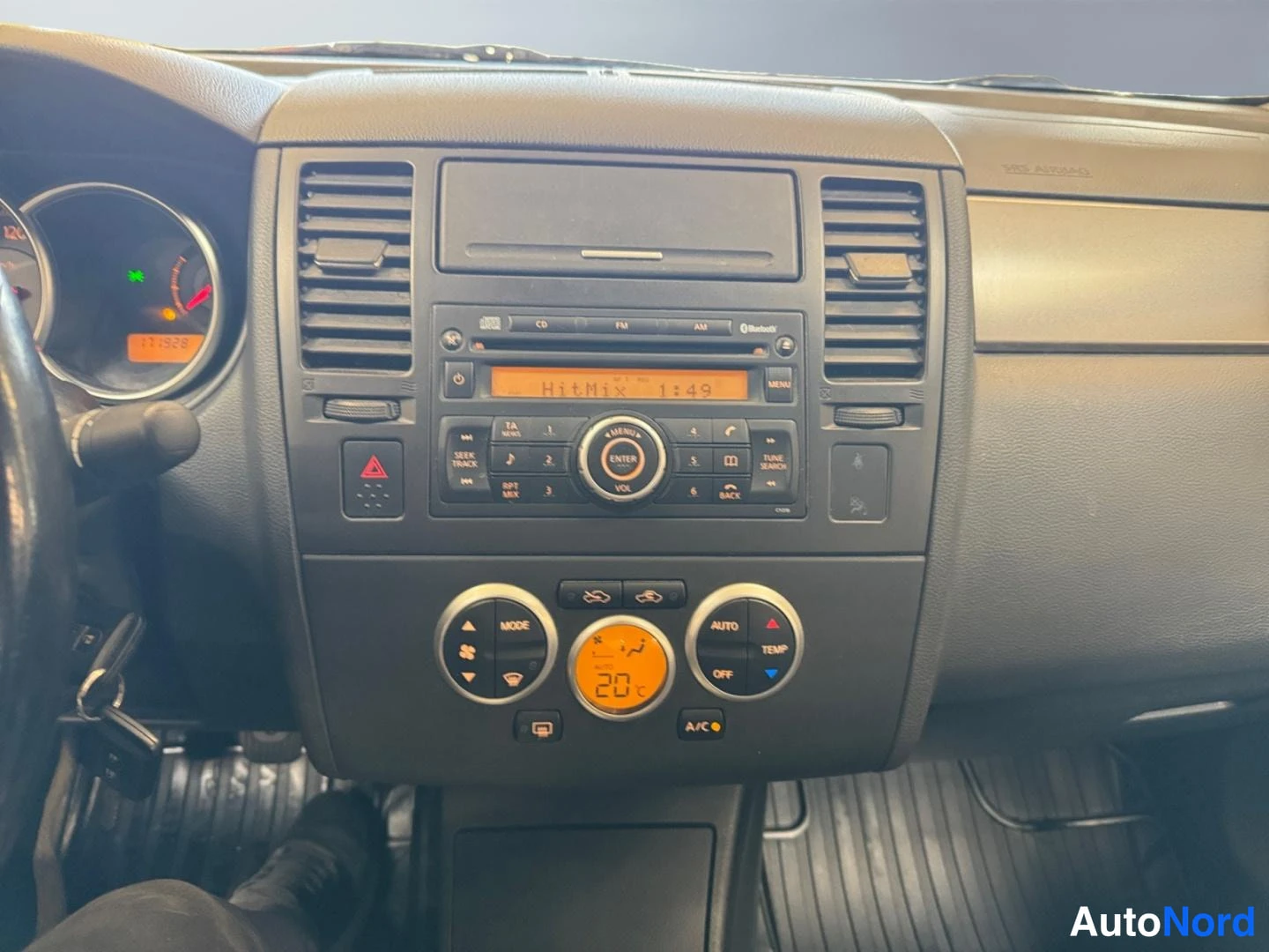 Hopea Nissan Tiida 2009, ohjaamo, kuva 11