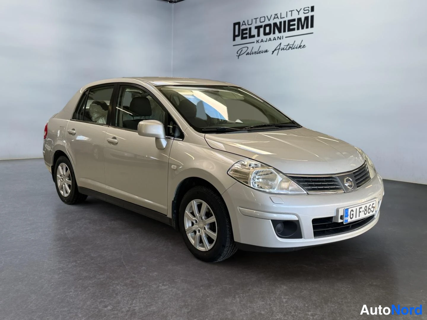 Hopea Nissan Tiida 2009, etuviisto, keula oikealle, kuva 2