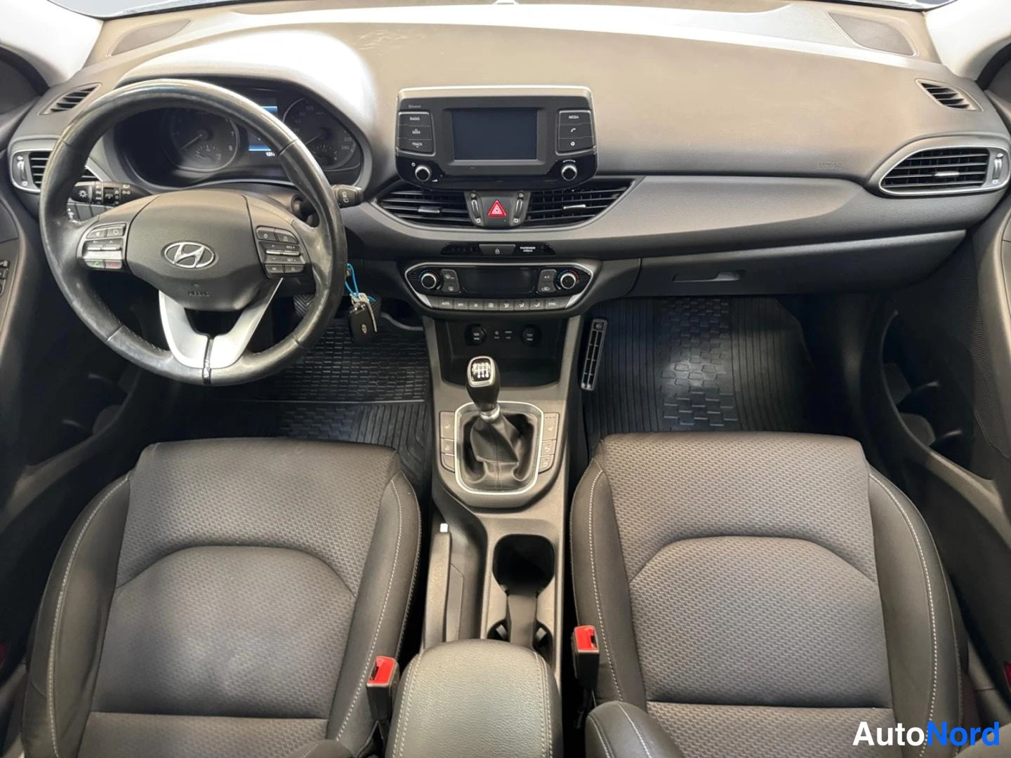 Valkoinen Hyundai i30 2018, ohjaamo, kuva 10
