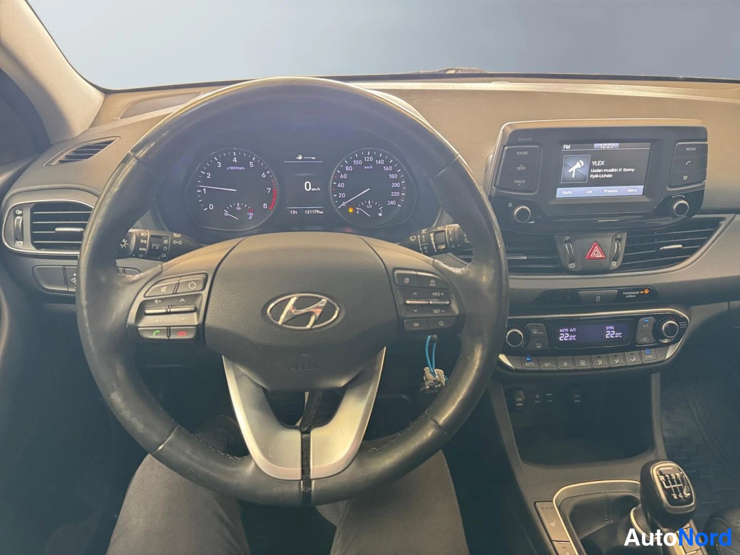 Valkoinen Hyundai i30 2018, ohjaamo, kuva 11