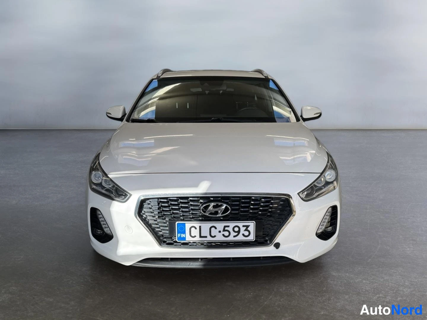 Valkoinen Hyundai i30 2018, edestä, kuva 4