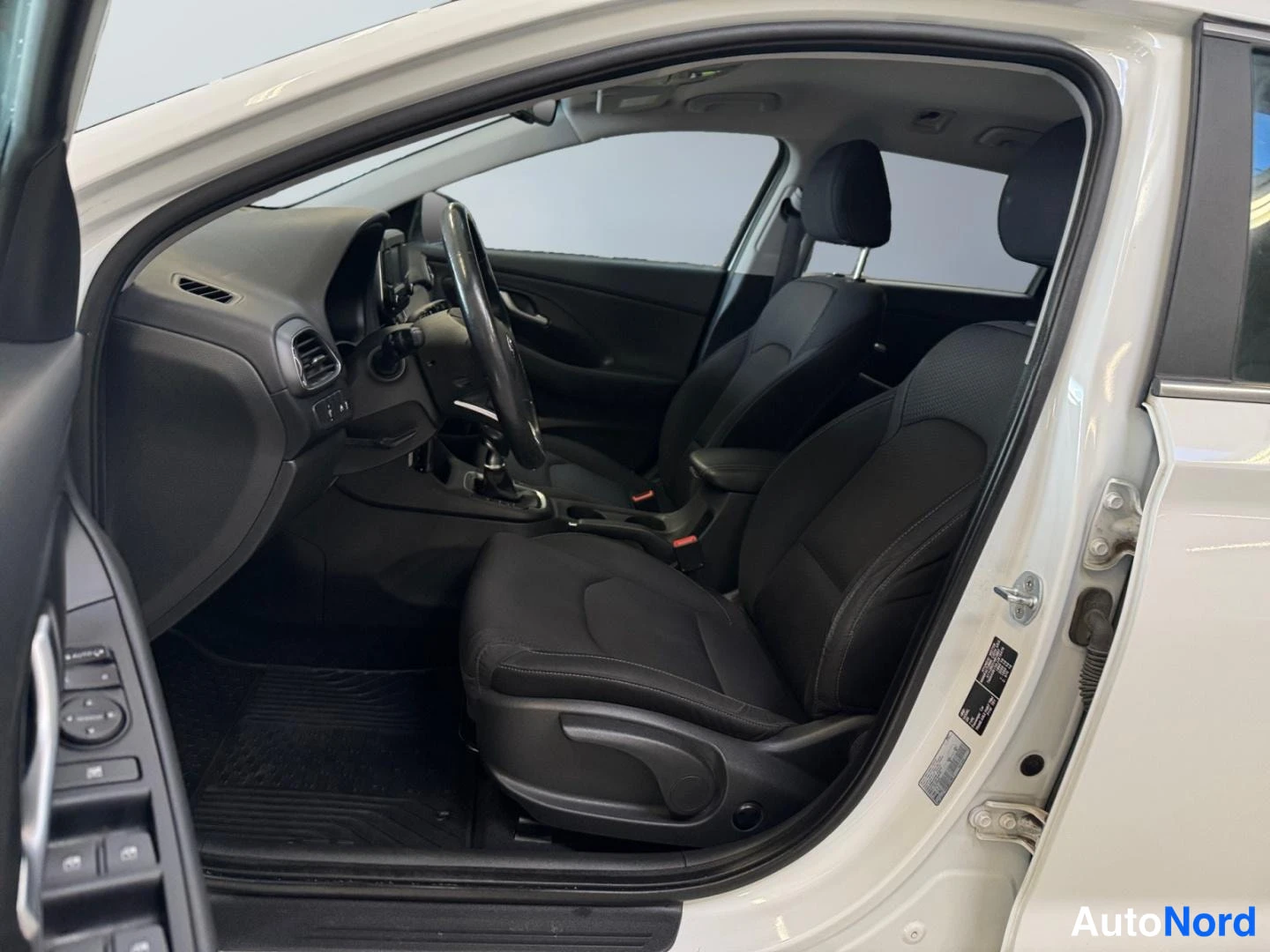 Valkoinen Hyundai i30 2018, ohjaamo, kuva 9