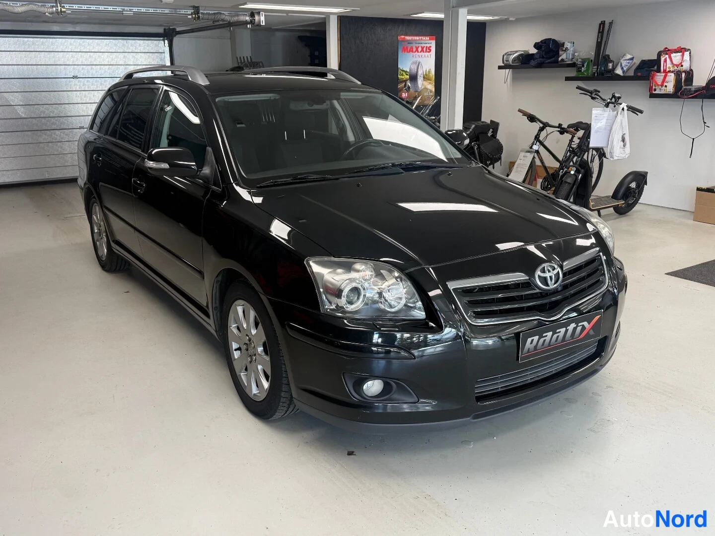Musta Toyota Avensis 2008, etuviisto, keula oikealle, kuva 2