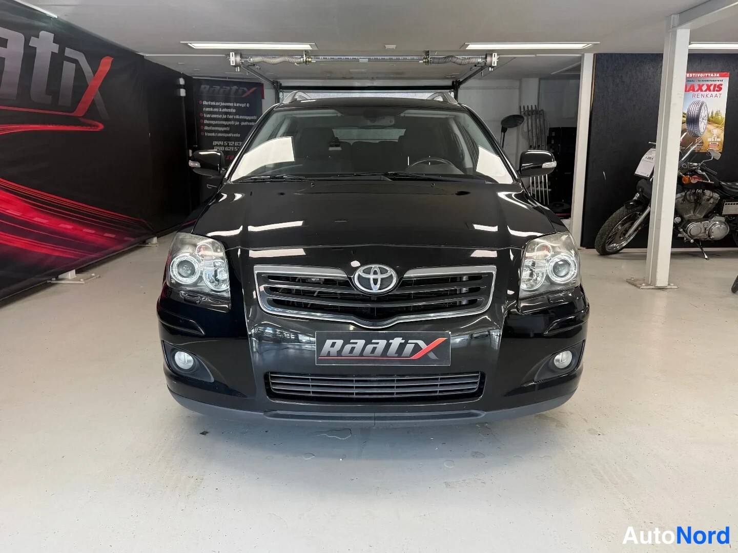 Musta Toyota Avensis 2008, edestä, kuva 3