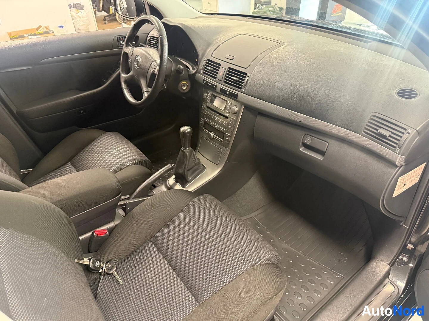 Musta Toyota Avensis 2008, ohjaamo, kuva 6