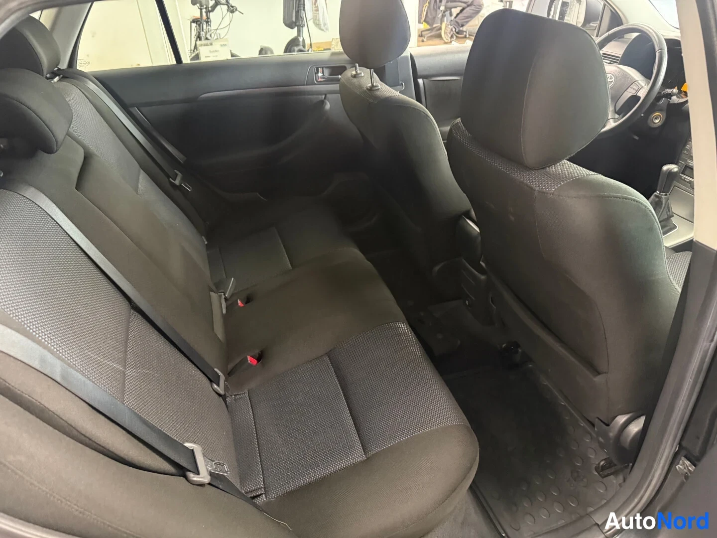 Musta Toyota Avensis 2008, takaistuimet, kuva 8