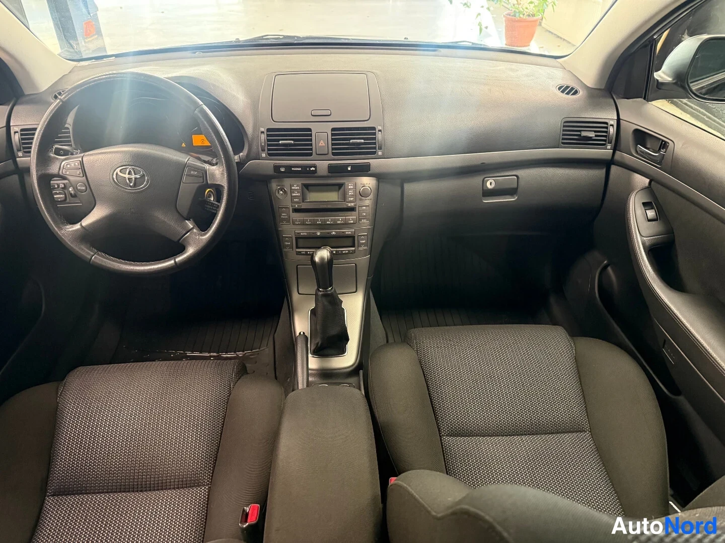 Musta Toyota Avensis 2008, ohjaamo, kuva 7