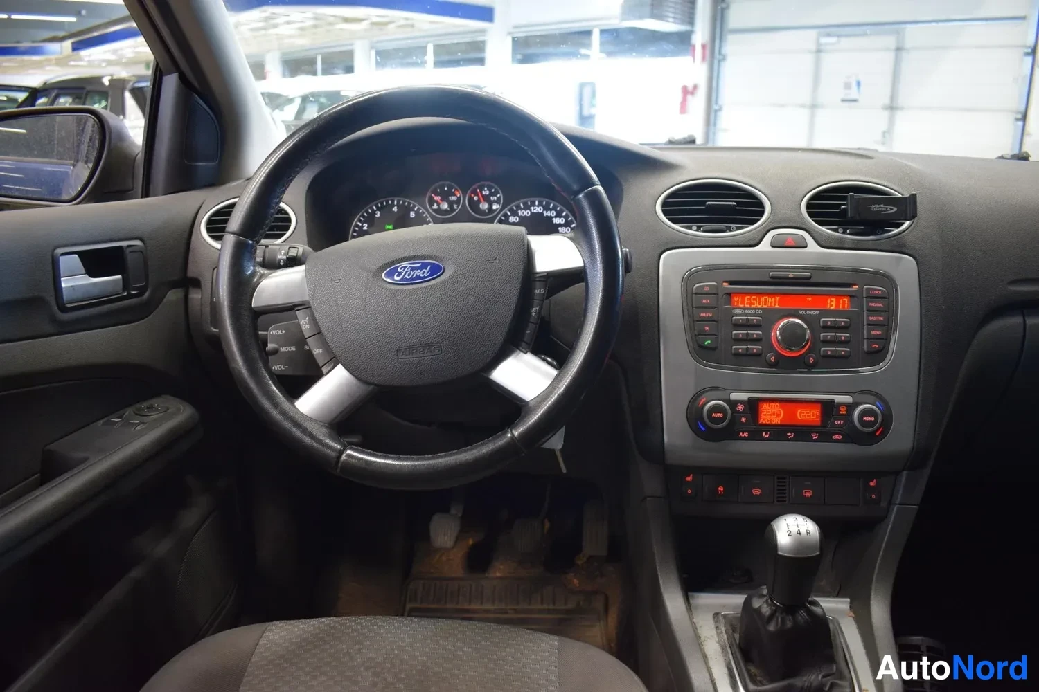 Sininen Ford Focus 2008, ohjaamo, kuva 2