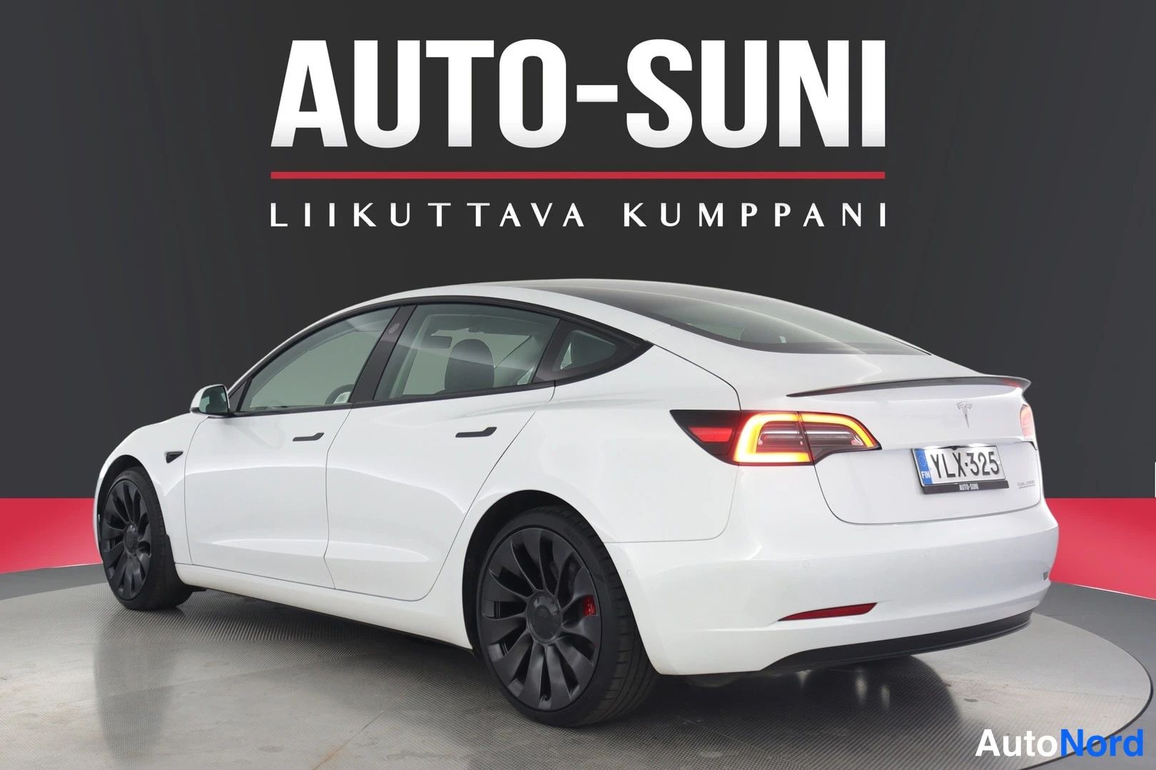 Valkoinen Tesla Model 3 2022, takaviisto, kuva 7
