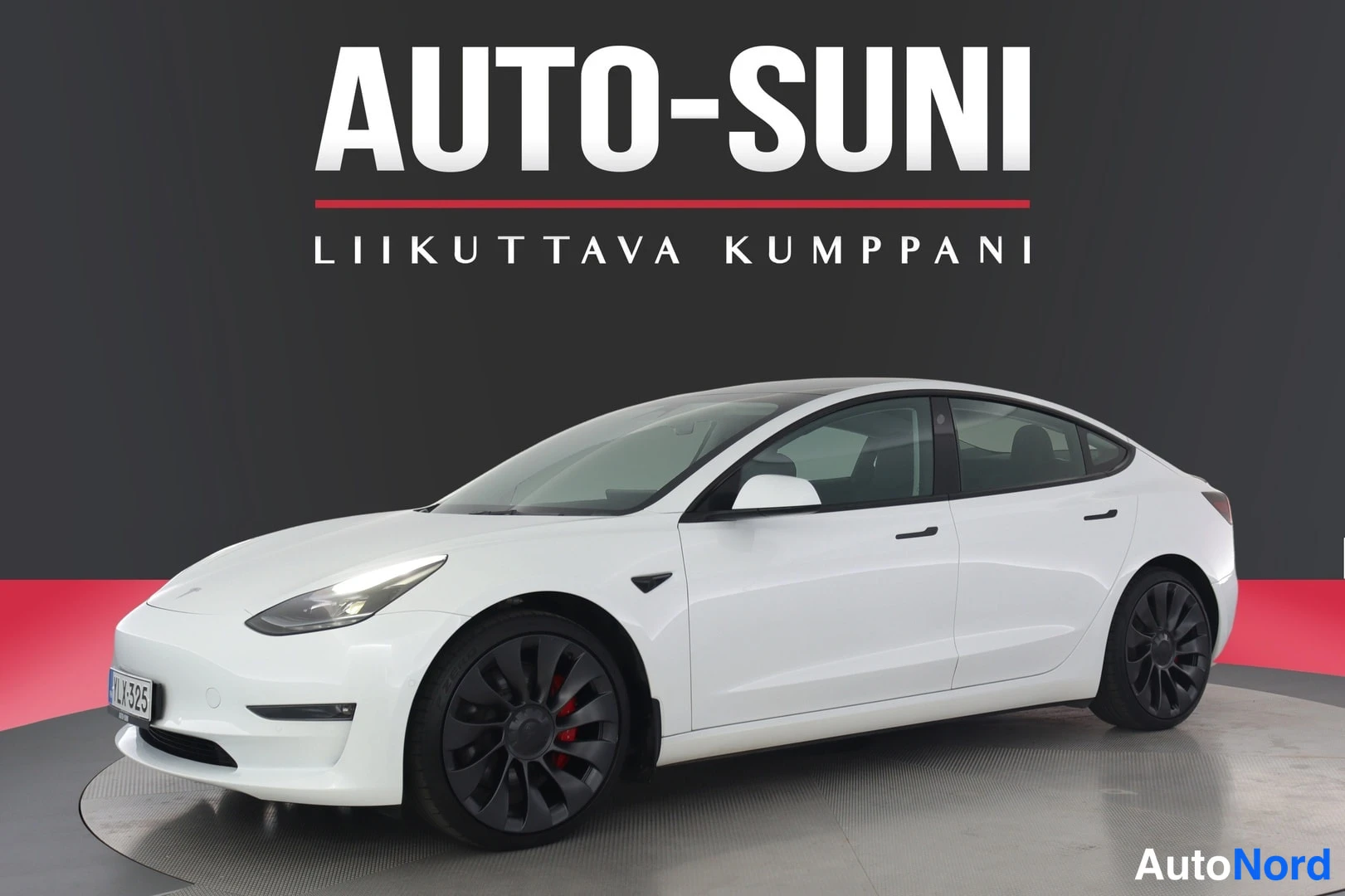 Valkoinen Tesla Model 3 2022, etuviisto, keula vasemmalle, kuva 2