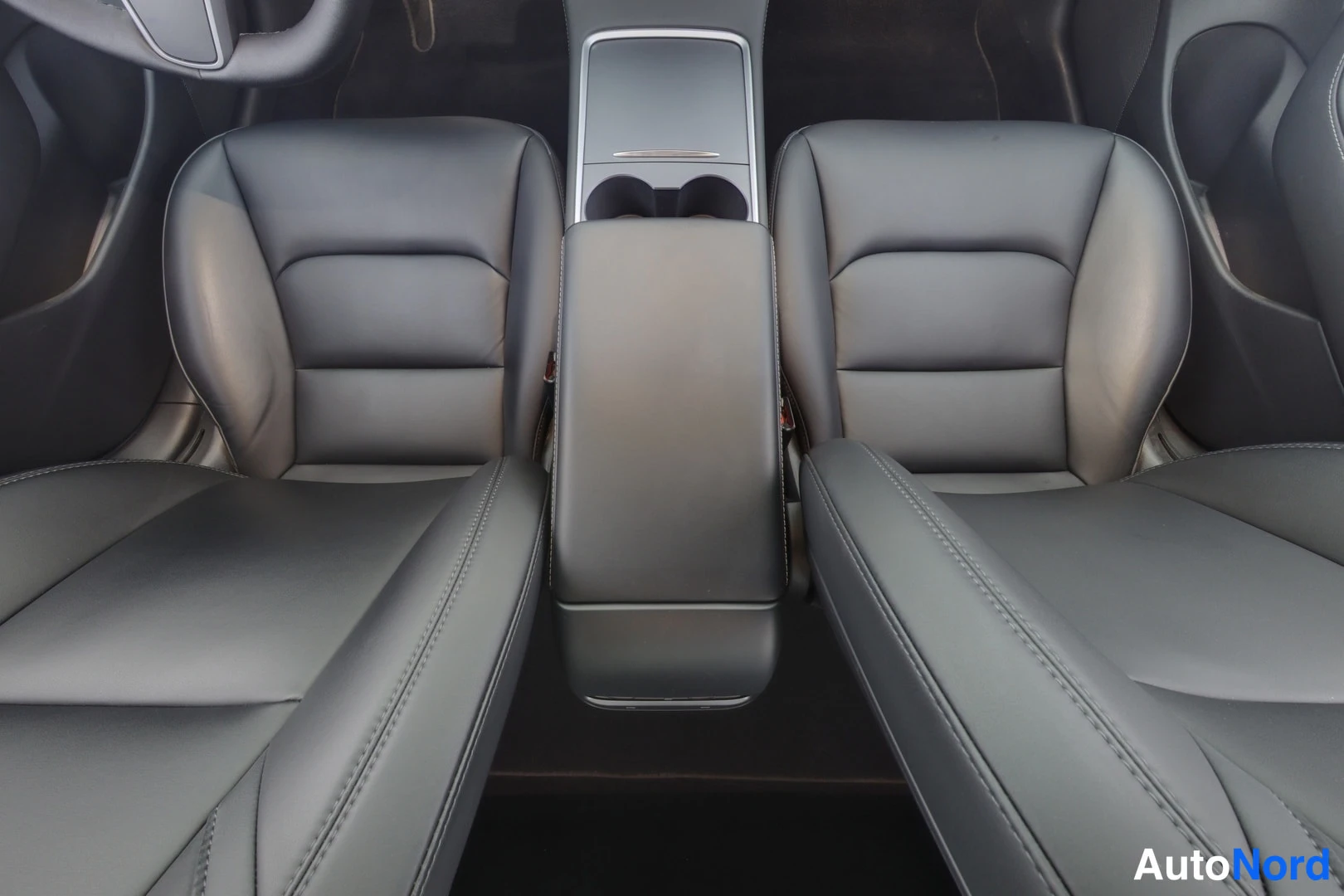 Valkoinen Tesla Model 3 2022, etuistuimet, kuva 11