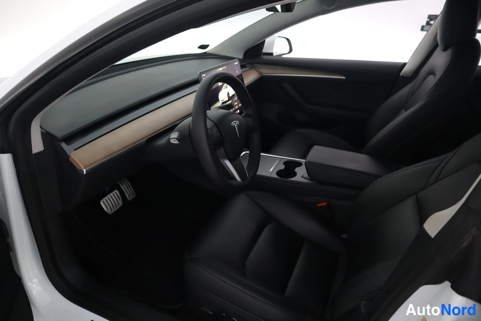 Valkoinen Tesla Model 3 2022, ohjaamo, kuva 9