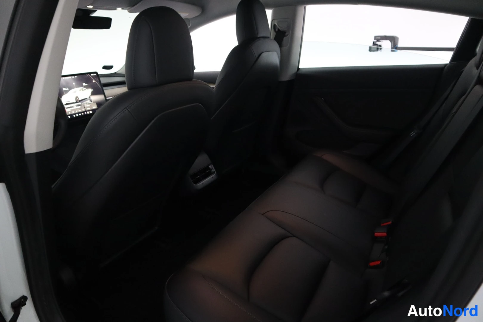 Valkoinen Tesla Model 3 2022, takaistuimet, kuva 13