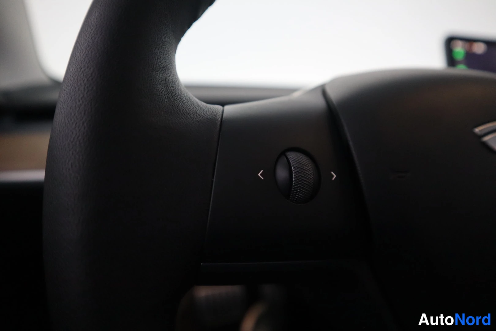 Valkoinen Tesla Model 3 2022, yksityiskohta, kuva 16