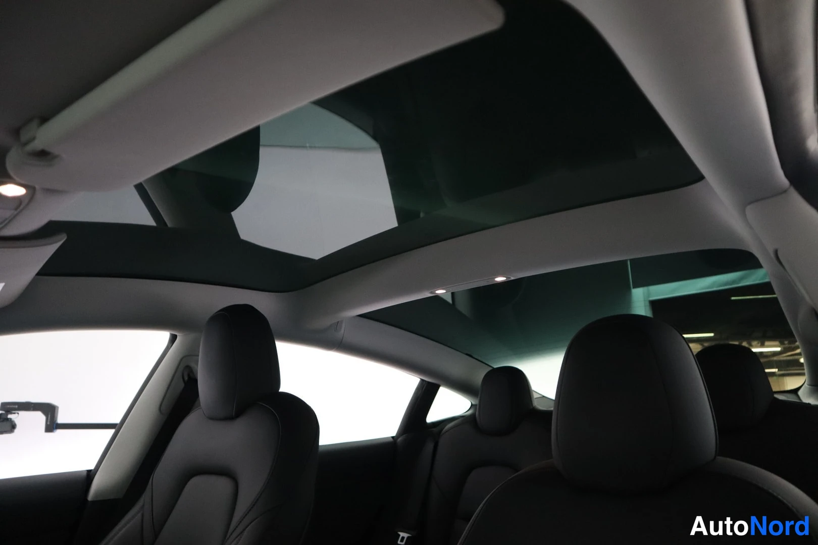 Valkoinen Tesla Model 3 2022, ohjaamo, kuva 10