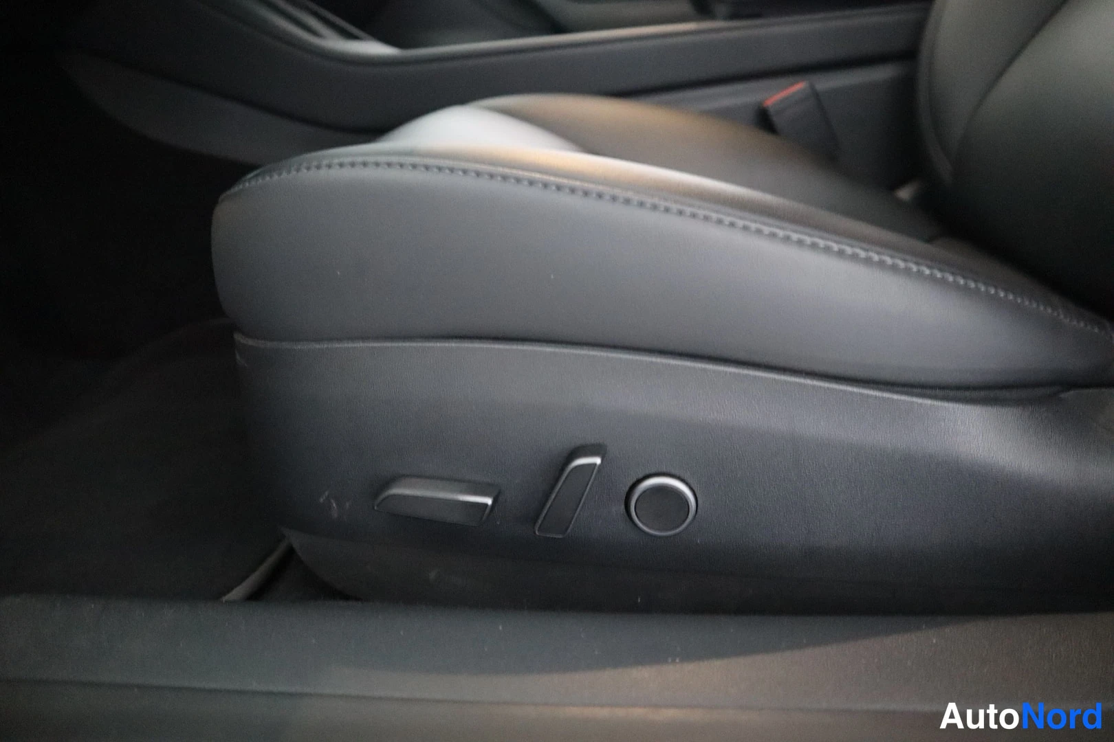 Valkoinen Tesla Model 3 2022, yksityiskohta, kuva 20
