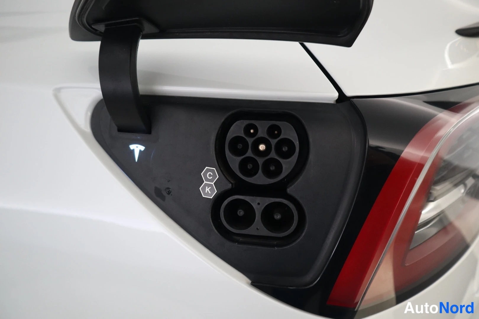 Valkoinen Tesla Model 3 2022, yksityiskohta, kuva 21