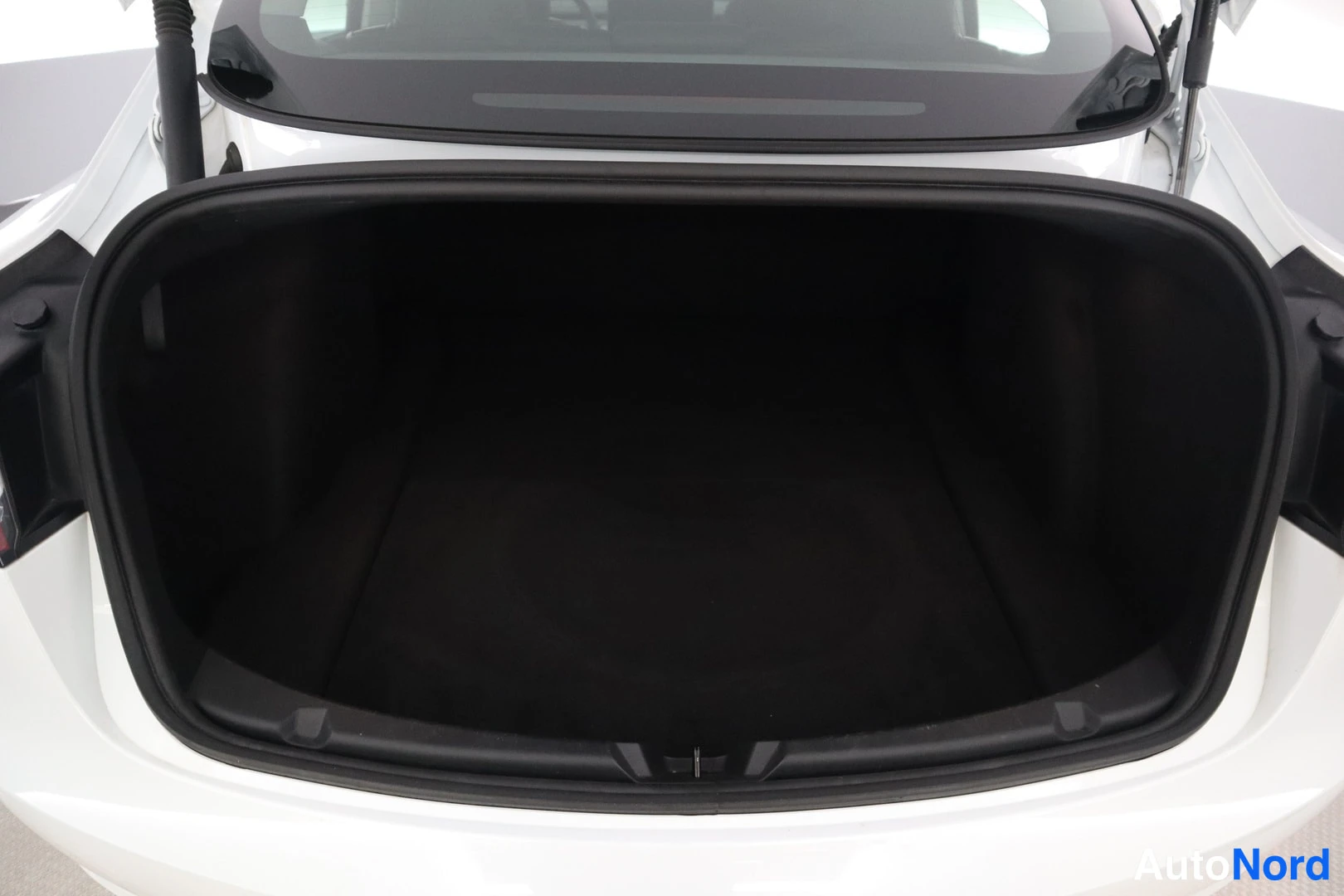Valkoinen Tesla Model 3 2022, tavaratila, kuva 14