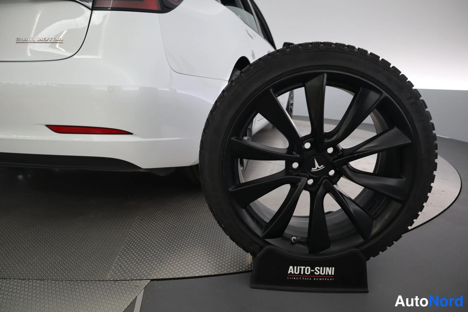 Valkoinen Tesla Model 3 2022, takaviisto, kuva 4